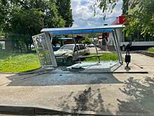 В Саратове водитель «Нексии» врезался в остановку с людьми