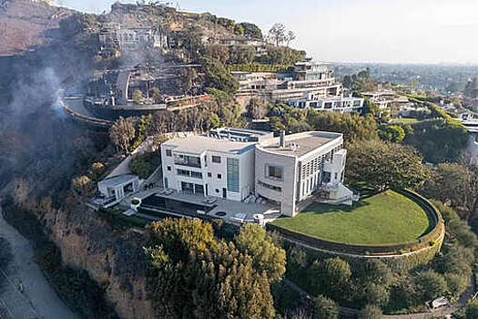 Дом актера Тома Хэнкса не пострадал при пожаре, а особняк его соседа сгорел