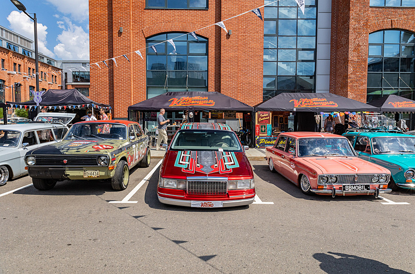 «Волга» ГАЗ-24, стилизованная под автомобили NASCAR из 1970-х, и яркий Lincoln с гравировкой по кузову – проекты мастерской Custom Garage 67 из Смоленска.