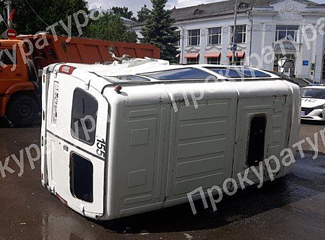 Микроавтобус с пассажирами перевернулся в Тульской области