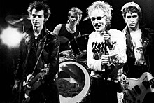 Барабанщик Sex Pistols признался, что они не хотели называть Елизавету II "идиоткой"
