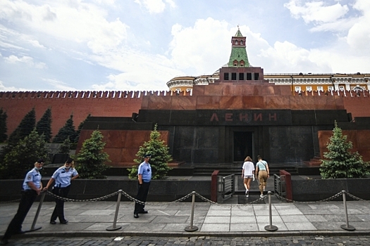 Опрос: Более половины россиян поддерживают захоронение тела Ленина