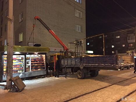 Эвакуатор попытался увезти работающий киоск в Екатеринбурге