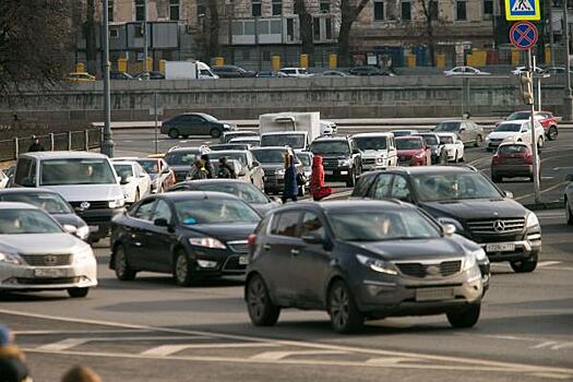 Петербуржцы встали в пробки в первый день рабочей недели