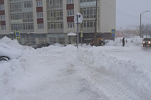 Российские коммунальщики переложили снег от элитных домов к обычным