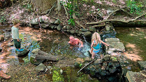Глава Минздрава США искупался с внуками в водоеме, кишащем бактериями
