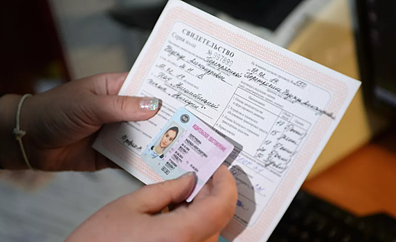 Действие истекающих водительских прав в России продлят на три года