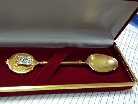 Приставы решили продать арестованные драгоценности и медали экс-губернатора Карелии
