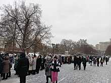Туристы в Москве пожаловались на гигантские очереди в Кремль