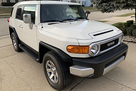 Подержанный Toyota FJ Cruiser продали дороже нового Corvette C8