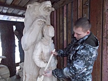 Путин и медведь: подпорожский умелец изваял фигуры из тополя