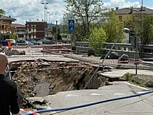 В Италии машина с отцом и сыном провалилась в воронку посреди моста