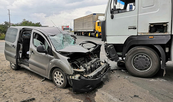 Под Воронежем столкнулись фура и минивэн: автомобилистка попала в больницу