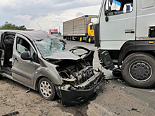 Под Воронежем столкнулись фура и минивэн: автомобилистка попала в больницу