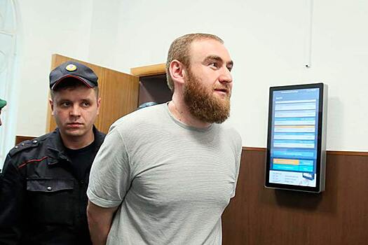 Посидев на тюремной диете, экс-сенатор Арашуков вспомнил русский и начал сдавать соучастников