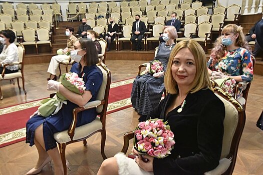 Многодетных мам в Новосибирской области наградили знаком отличия