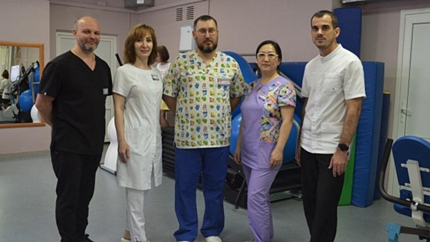 Врачи помогают вновь встать на ноги юной пациентке
