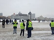 На площади у театра Камала в Казани собрались журналисты и полиция