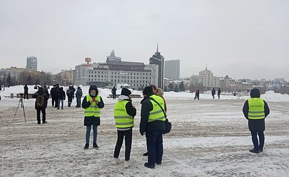 На площади у театра Камала в Казани собрались журналисты и полиция