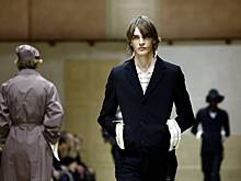 Prada выпустил на подиум манекенщиков в грязных рубашках