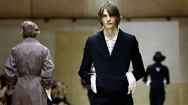 Prada выпустил на подиум манекенщиков в грязных рубашках