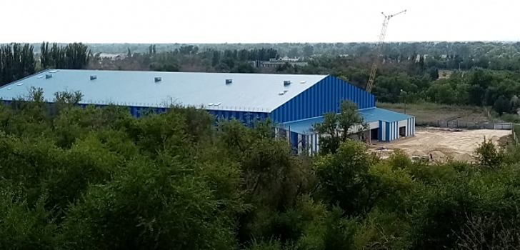 В Волжском завершена кровля на новом футбольном манеже