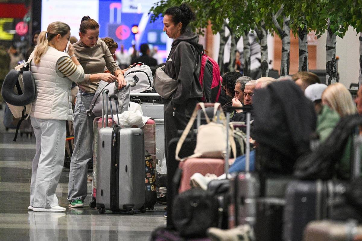 Пассажиры застряли в московском аэропорту из-за ремонта самолета прямо на летном поле