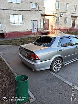 Неизвестные разбили припаркованный у подъезда автомобиль кемеровчанина