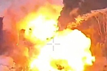 Мощный взрыв разорвал на части загруженный снарядами танк Т-64 ВСУ