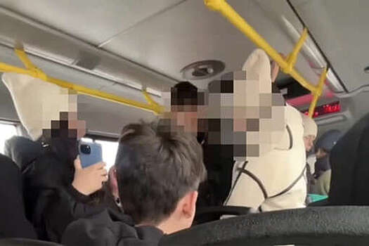 В Уфе на видео попало, как пассажирка напала на школьников в автобусе