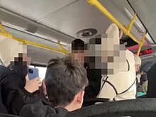 В Уфе на видео попало, как пассажирка напала на школьников в автобусе