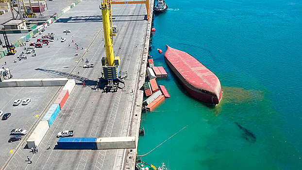 В иранском порту перевернулось судно с химикатами