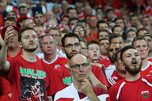 Фанаты сборной Уэльса использовали фаеры после матча с Португалией