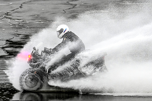 Водители спецгаража ФСО показали свое мастерство в Подмосковье