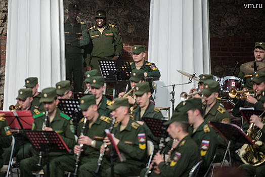 Военный оркестр удивил посетителей парка