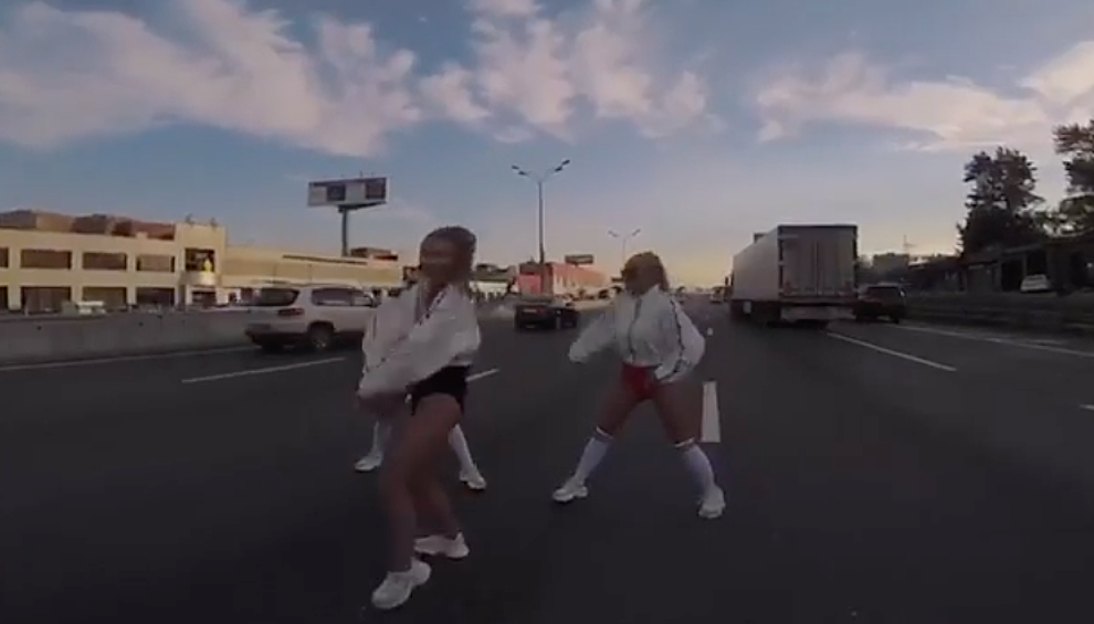 По словам Яковлевой, танцевать на дороге было страшно, а ее оператора чуть не сбили