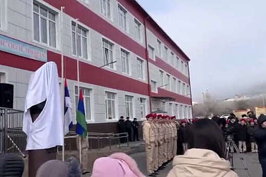 В Дагестане на школьной церемонии подняли перевернутые флаги РФ и республики