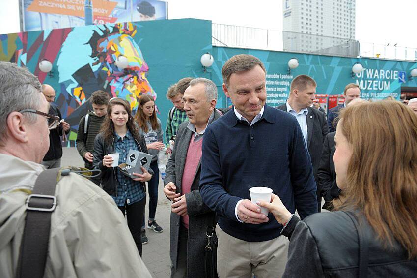 Анджей Дуда будет одним из молодых президентов Польши – не так давно ему исполнилось 43 года. На фото: Дуда угощает избирателей в Варшаве горячим кофе.
