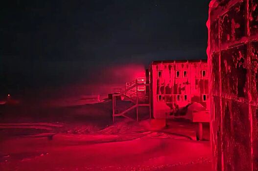 Почему полярную станцию освещают красными фонарями