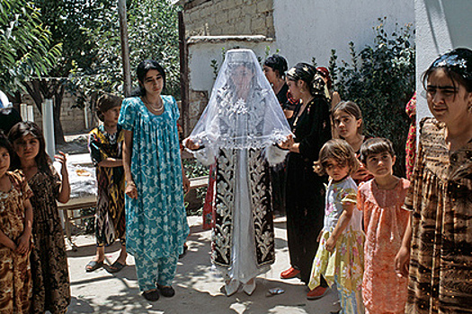 За что в Таджикистане родственникам запретили жениться