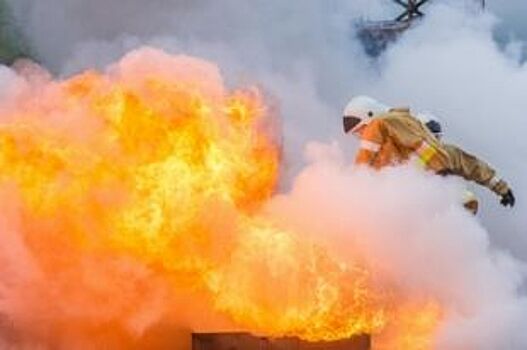 В Невском районе Петербурга горит ангар