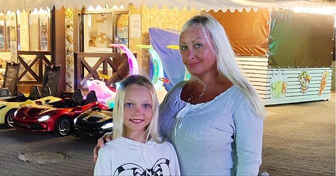 «Успокойтесь, со мной все нормально, а уж тем более с Ленусей». Мама Костылевой записала обращение к болельщикам