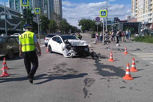 В Екатеринбурге машина вылетела на тротуар и опрокинула коляску