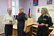 В Магадане полицейские и общественники вручили паспорта гражданина Российской Федерации 14-летним колымчанам