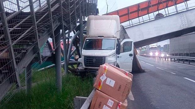 Во Владимирской области грузовик обрушил пешеходный мост