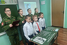 Тысячи учеников в России посадят за парты Героев