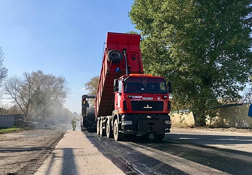 На улице Привокзальной в Курске начали укладывать асфальт