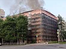 МЧС: открытое горение на крыше жилого дома в Екатеринбурге ликвидировано