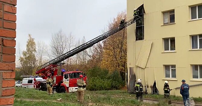 В Сарапуле ликвидировали пожар в жилом доме, грозивший перерасти в крупный