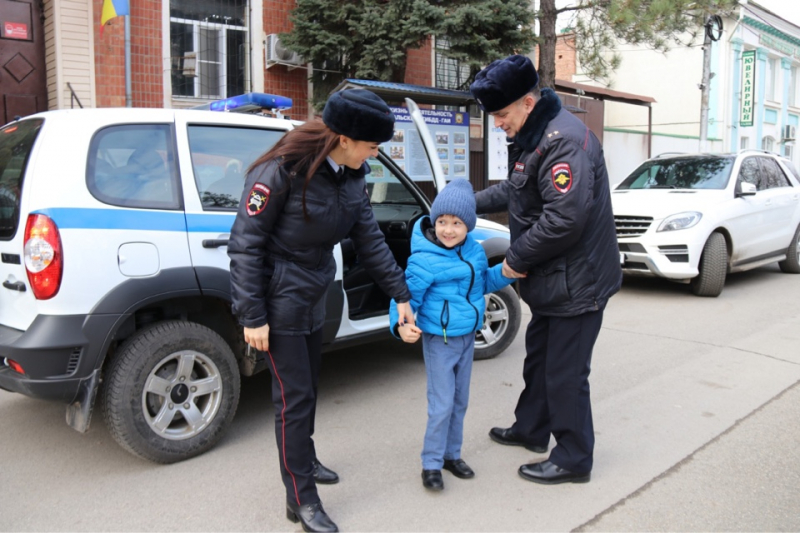 Прокатиться и развлечься: донские полицейские стали новогодними волшебниками